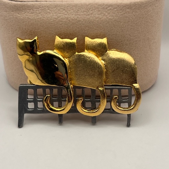 Ultra Craft adorable 3 cats sitting on a fence in gold tone - Picture 2 of 9